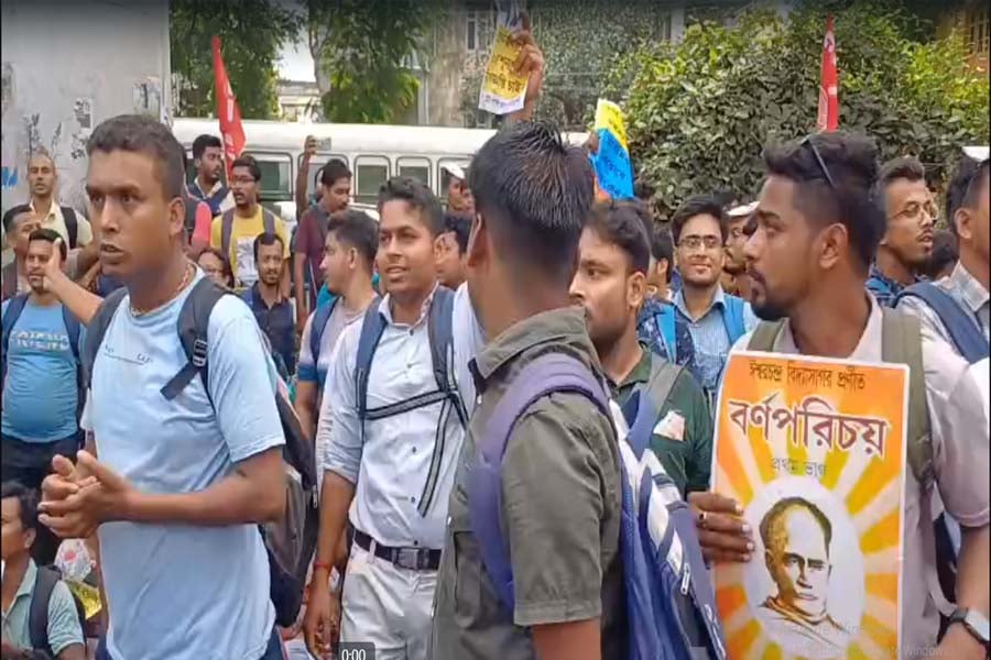 দিনভর চাকরিপ্রার্থী ও SFI এর লুকোচুরি, বিকাশ ভবন অভিযান রুখতে নাজেহাল পুলিশ