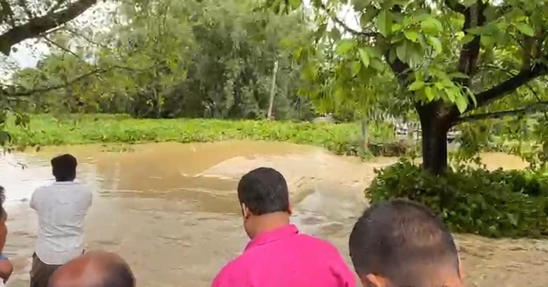বাঁধ ভেঙে জলমগ্ন শীতলকুচির বিস্তীর্ণ এলাকা , নিখোঁজ বয়স্ক সহ বৃদ্ধ