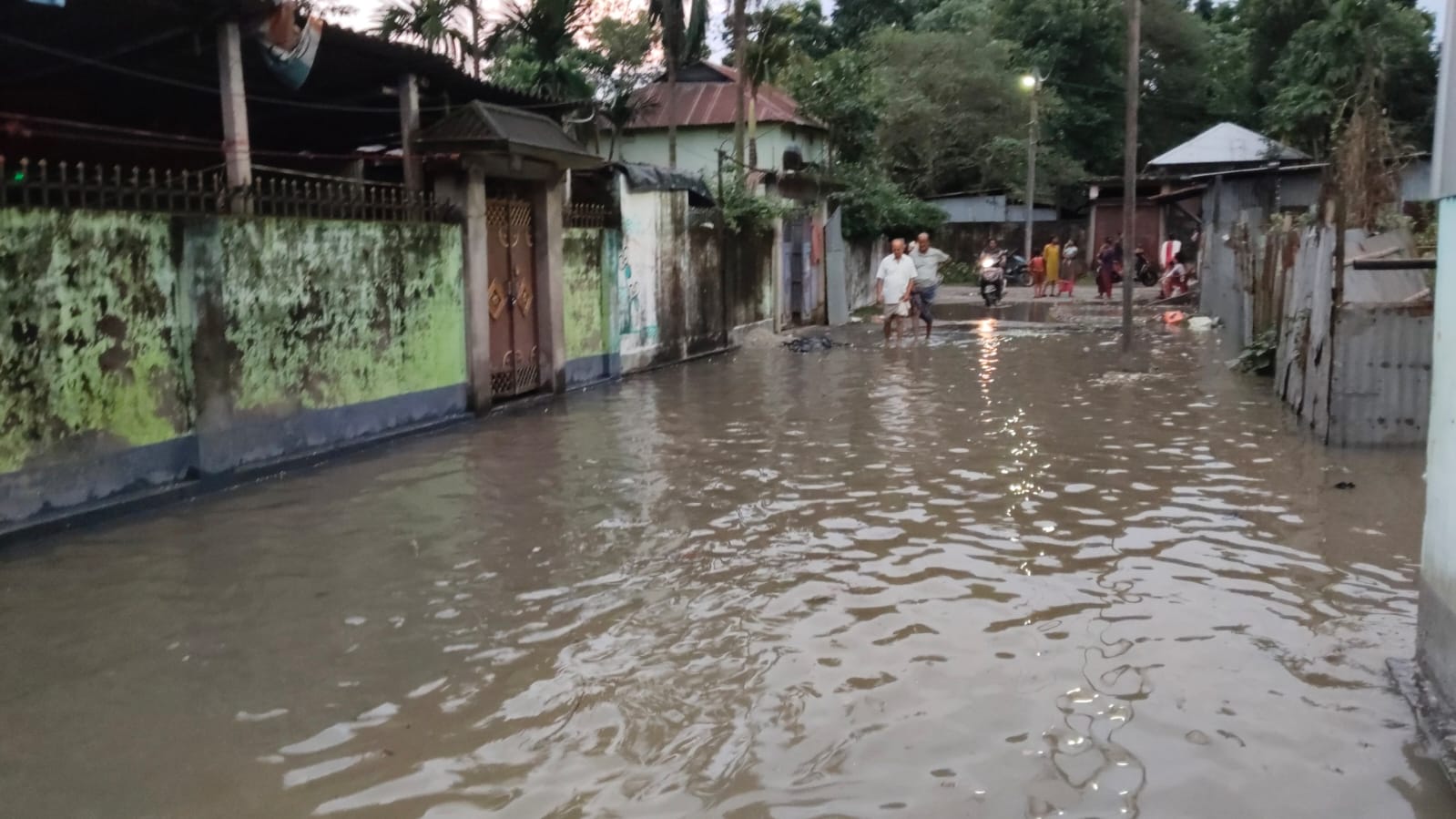 লাগাতার বৃষ্টিতে জলমগ্ন মাথাভাঙ্গা , ঘরে ঘরে জল ঢোকায় নাজেহাল এলাকাবাসীরা