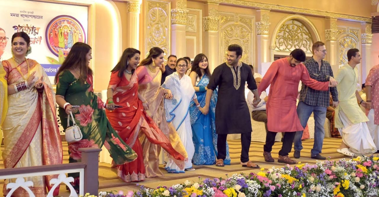 রেড রোডে উৎসবের আবহ , দেবী বিদায়ের মহোৎসবে মুখ্যমন্ত্রীর উপস্থিতিতে জমজমাট কার্নিভাল