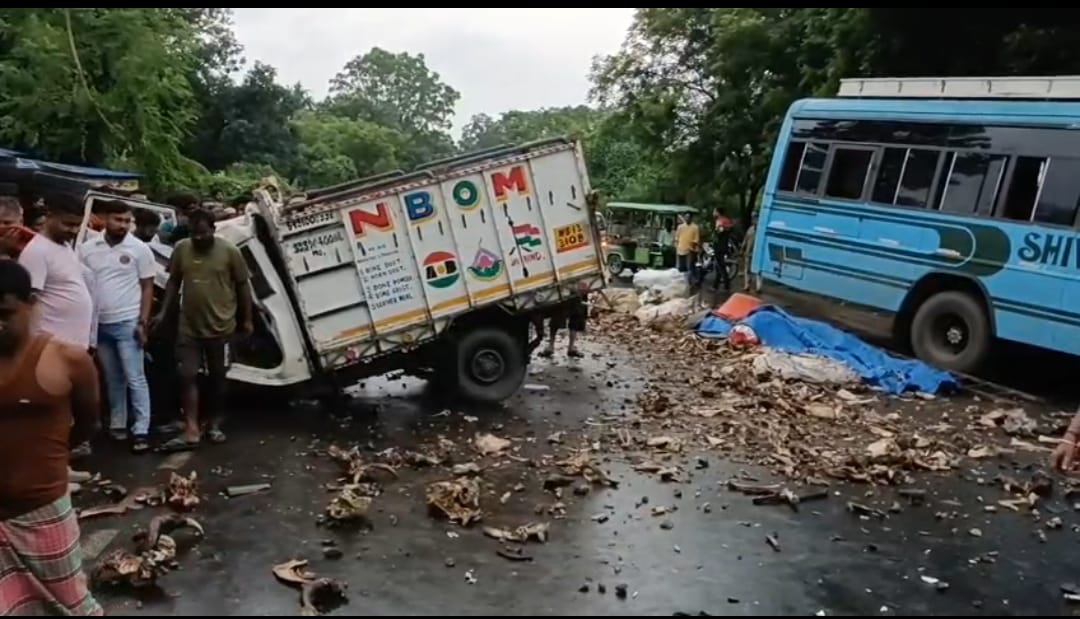 পানাগড় মোড়গ্রাম সড়কে ভয়াবহ দুর্ঘটনা, বাস-ভ্যান মুখোমুখি সংঘর্ষে আহত প্রায় ৪০
