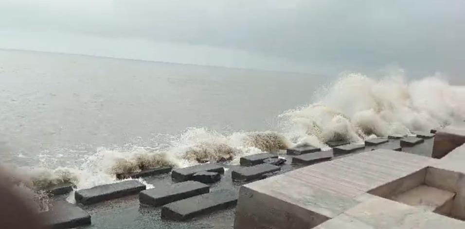নিম্নচাপের ছায়ায় ম্লান দিঘার উৎসব, লক্ষ্মীপুজোর আগে বিপাকে পর্যটন ব্যবসা