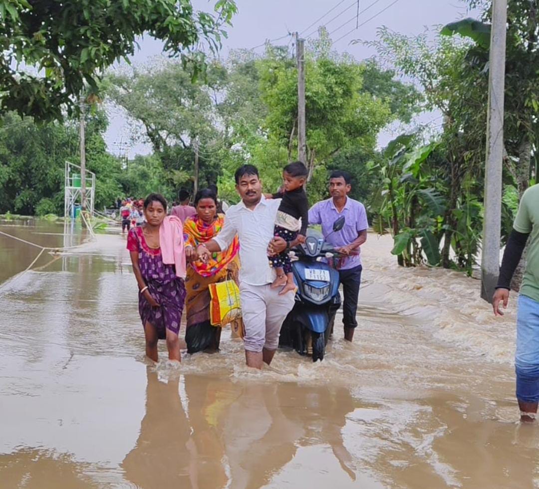 বন্যা কবলিত জলঢাকা , প্রশাসনের সঙ্গে কোমরবেঁধে নামলেন জলপাইগুড়ি যুব সভাপতি