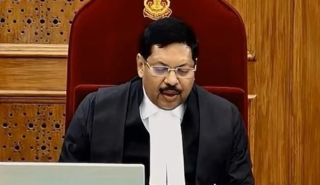 “সনাতন ধর্মের অপমান সহ্য করা হবে না”, সুপ্রিম কোর্টের প্রধান বিচারপতিকে জুতো ছুঁড়লেন আইনজীবী