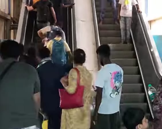 কাজ করছে না এস্কেলেটর , সমস্যায় পর্যটকরা