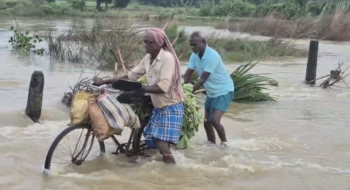 লক্ষীপুজোর সকালে বর্ষার বিড়ম্বনা, নদী ও কজওয়ে জলে তলিয়ে গ্রামাঞ্চল