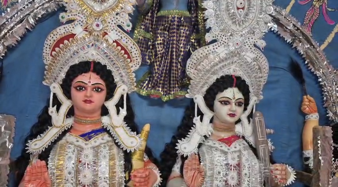 এক চালায় দুই দেবী! ১৬৩ বছরের লক্ষ্মী-সরস্বতী যুগল পূজোয় অনন্য ঐতিহ্য