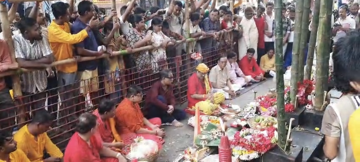 কোজাগরী লক্ষ্মী পুজোতেই বড়মার খুঁটি পুজো, নৈহাটির অলিগলি ঘুরলেন পুলিশ কমিশনার