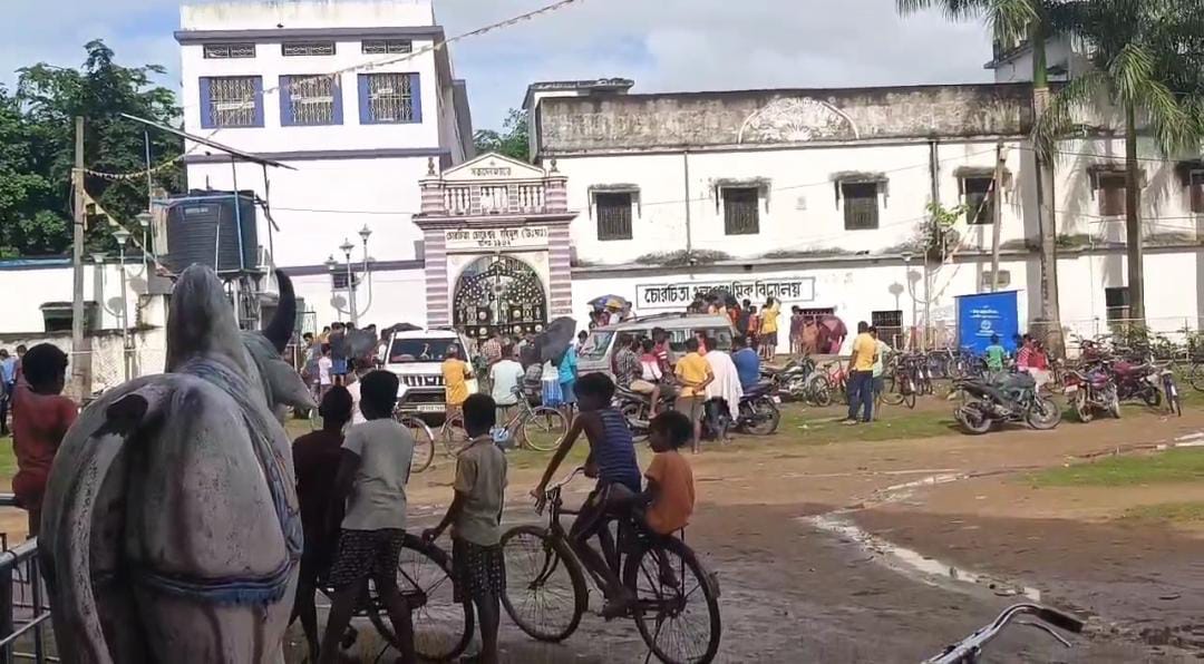 চড়ের বদলা বন্দুক , ঘরে থাকা পিস্তল নিয়ে আস্ফালন তৃণমূল নেতার ছেলের
