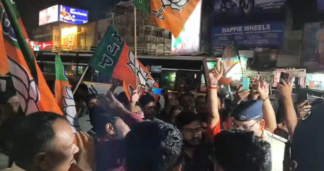 উত্তরবঙ্গের ধস বিধ্বস্ত এলাকায় সহিংসতা , ইংরেজবাজারে রাস্তায় বিজেপির বিক্ষোভ