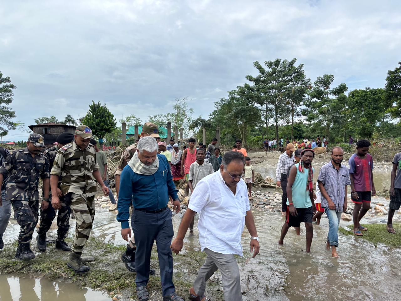 বন্যা বিধ্বস্ত উত্তরবঙ্গে মানুষের পাশে শমীক ভট্টাচার্য, ত্রাণ কার্যক্রমে তদারকি