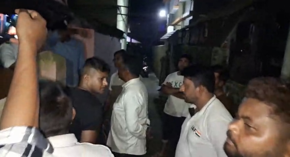 রক্তে ভেসে উঠল এক যুবকের ঘর! রক্তাক্ত অবস্থায় উদ্ধার মহিলা