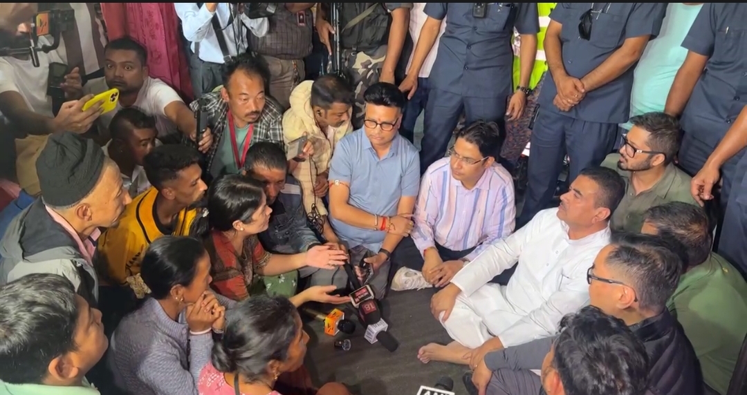 উত্তরবঙ্গ সফরে বিরোধী দলনেতা, মিরিকে দুর্গতদের হাতে রিলিফ ফান্ড তুলে দিলেন শুভেন্দু অধিকারী