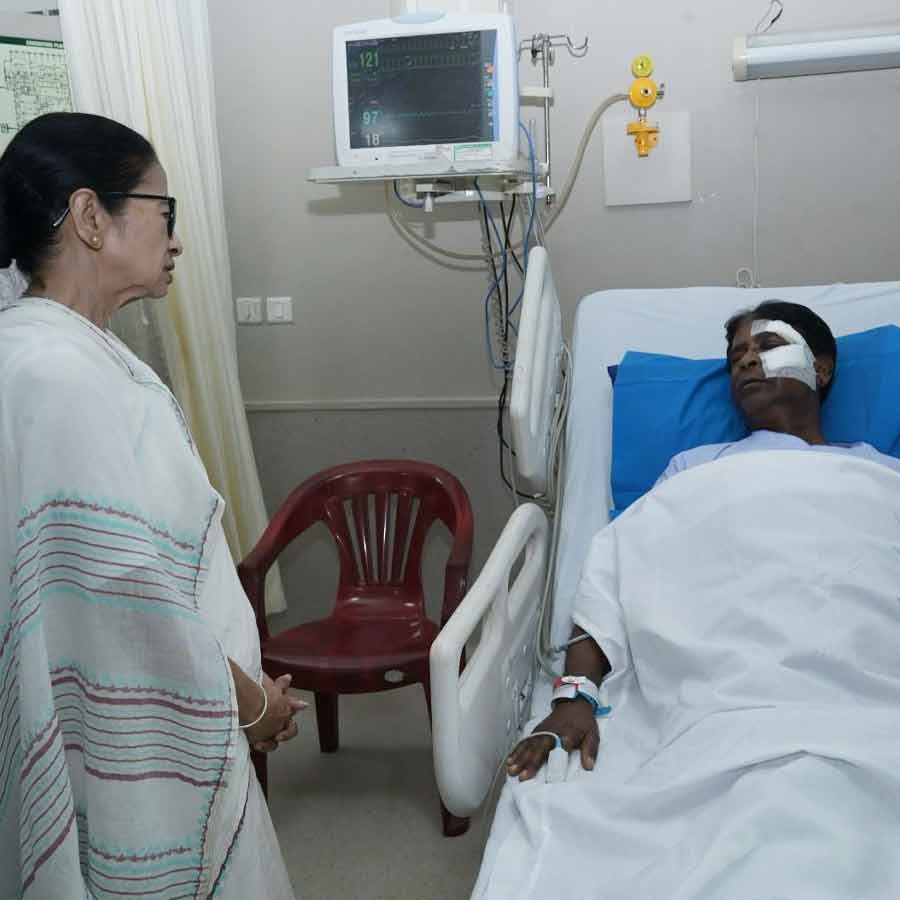 ত্রাণ দিতে গিয়ে নাগরাকাটায় আক্রান্ত খগেন মুর্মু, বিজেপি সাংসদকে দেখতে হাসপাতালে মমতা