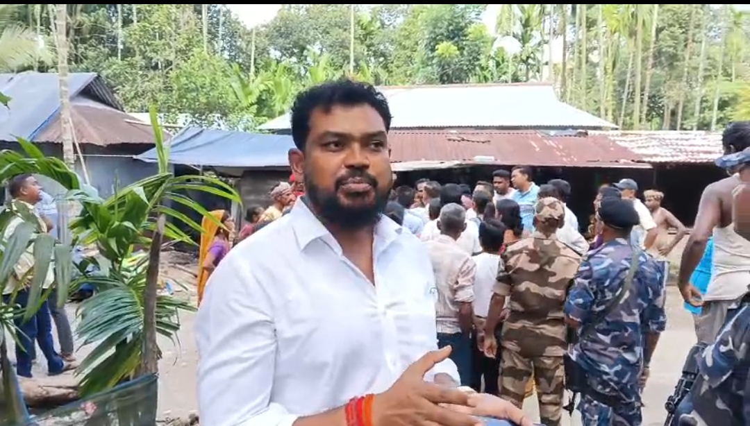 ত্রাণ বিতরণের সময় সংঘর্ষ, কুমারগ্রামে বিজেপি বিধায়ক মনোজ ওঁরাওয়ের ওপর হামলা