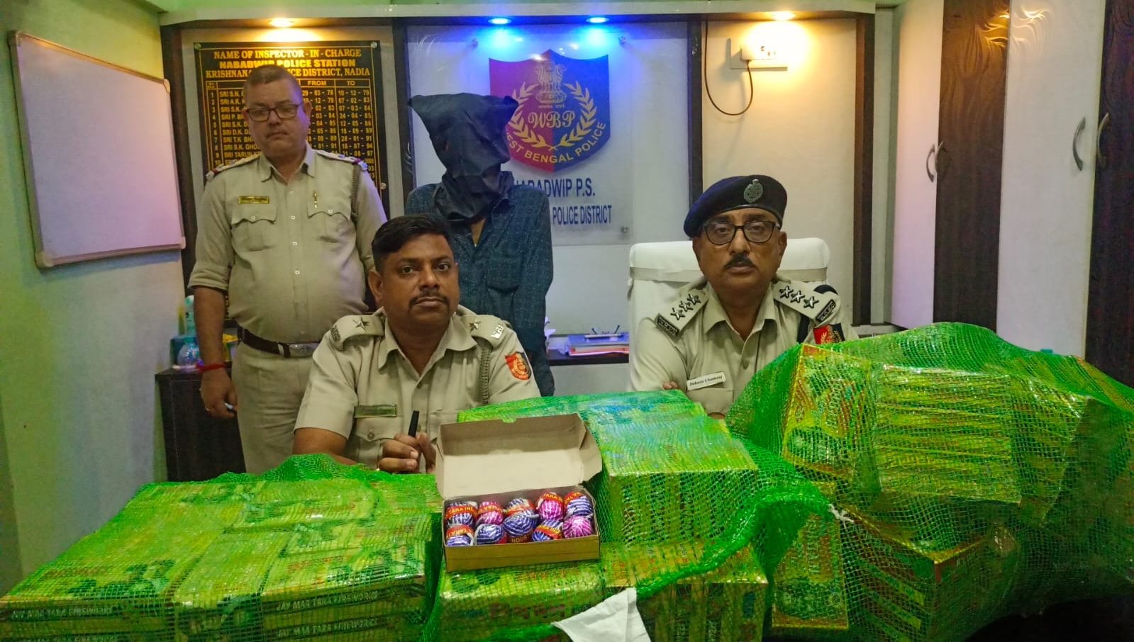 রাতভর পুলিশি অভিযান, উদ্ধার ২৫ কেজির নিষিদ্ধ শব্দবাজি