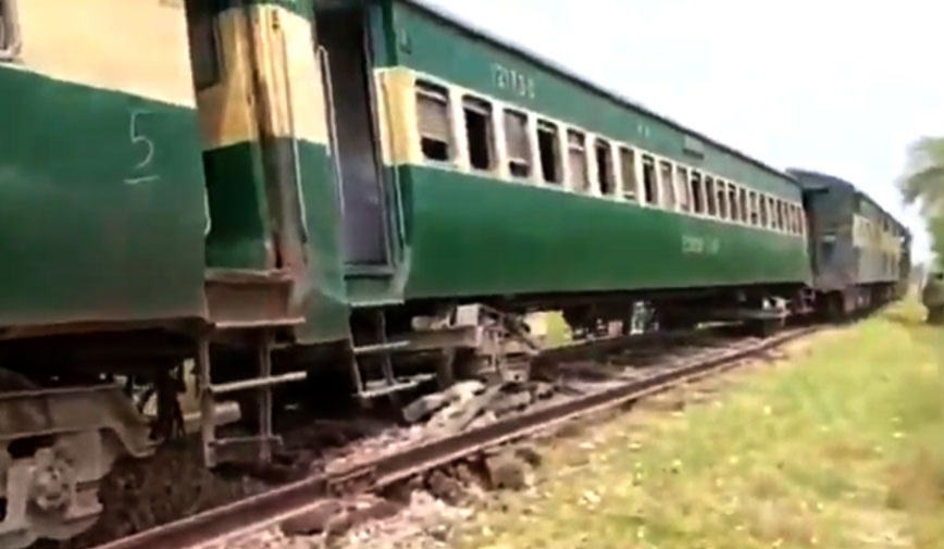 ফের জাফর এক্সপ্রেসে বিস্ফোরণ, লাইনচ্যুত ট্রেনের একাধিক কামরা