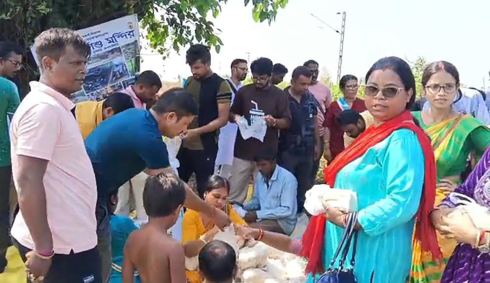 ভয়াবহ বন্যায় বানভাসি উত্তরবঙ্গ , বন্যা দুর্গতদের পাশে দাঁড়াতে বিরাট উদ্যোগ ধূপগুড়ি বিদ্যালয়ের