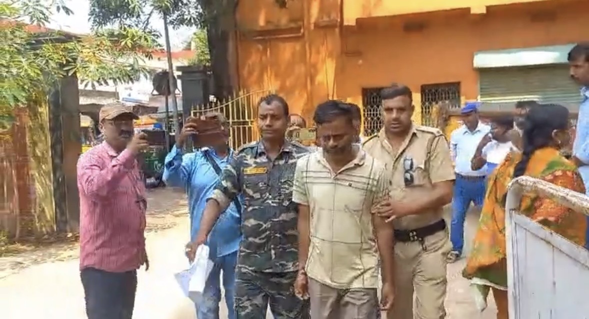 ছাত্রীদের ওপর অশ্লীল আচরণ , অবশেষে আটক প্রধান শিক্ষক
