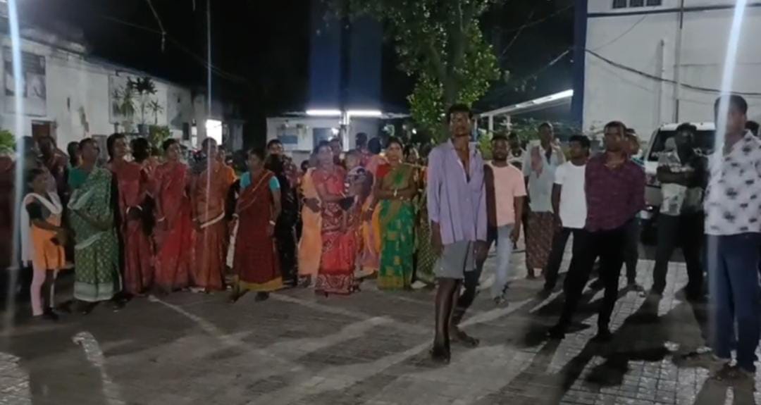লক্ষ্মীপুজোর সন্ধ্যায় মদ বিক্রি বন্ধের দাবিতে থানায় হাজির 'ঘরের লক্ষীরা'