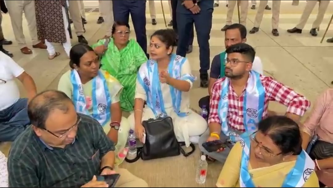 ত্রিপুরায় হামলার প্রতিবাদে আগরতলা পৌঁছেই আটকে দেওয়া হল তৃণমূল প্রতিনিধিদলকে
