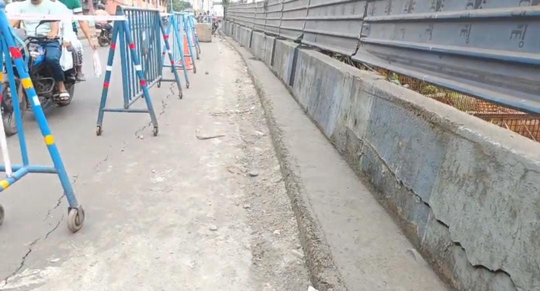 হাওড়ার বাঙালবাবু ব্রিজে ফাটল , আতঙ্কে যাত্রীরা