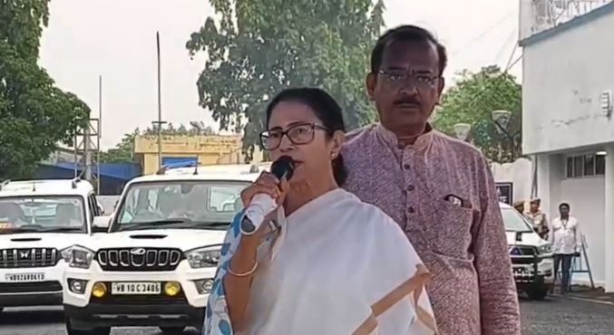 দুর্যোগে বিপর্যস্ত উত্তরবঙ্গ, বিমান ভাড়া আকাশছোঁয়া, কেন্দ্রকে নিশানা করলেন মুখ্যমন্ত্রী