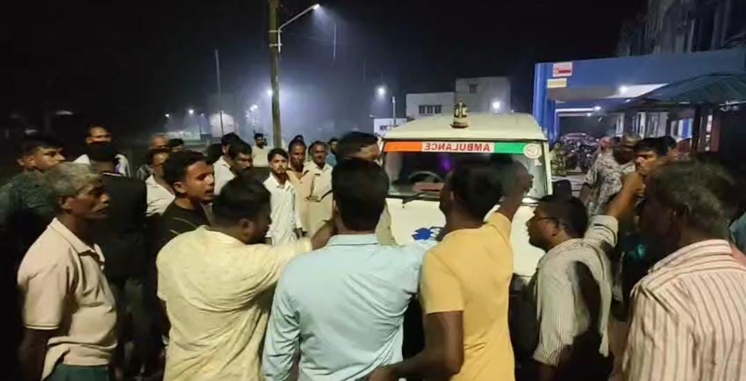 অ্যাম্বুলেন্স পরিষেবার নামে তোলাবাজি , গাড়ি আটকে বিক্ষোভ রোগীর আত্মীয়দের