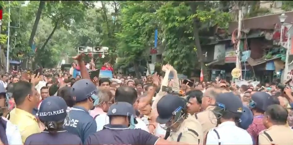 নবান্ন অভিযানে ধুন্ধুমার ধর্মতলায়, পার্শ্বশিক্ষকদের সঙ্গে পুলিশের সংঘর্ষ