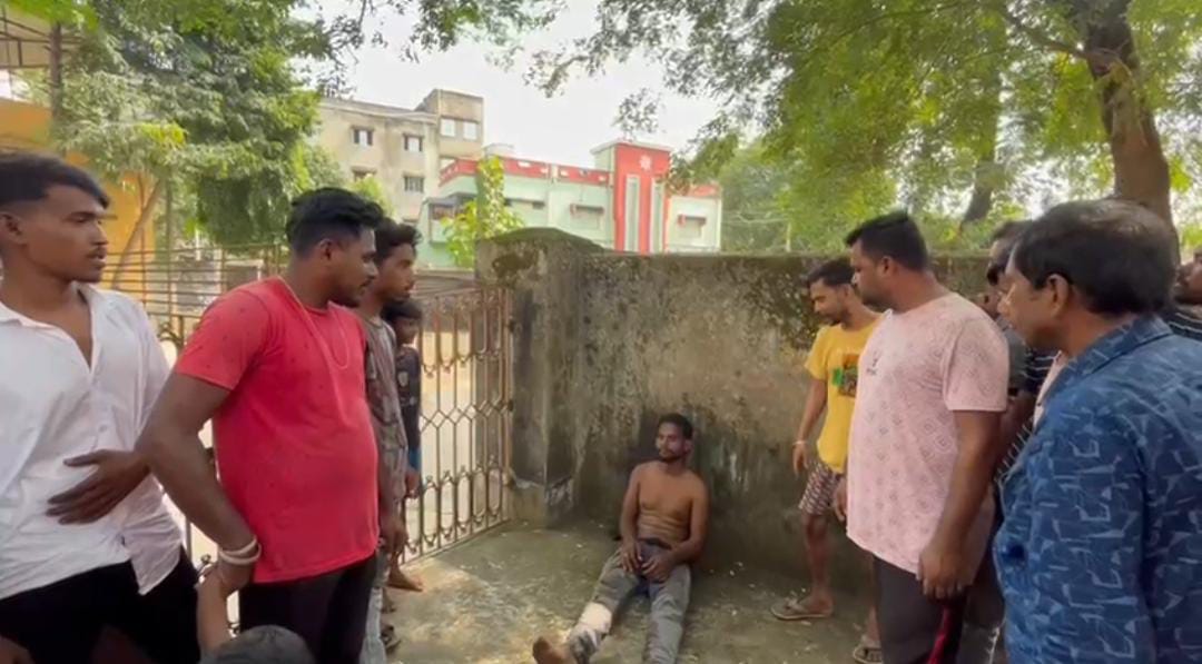 বীরভূমে দিনদুপুরে এসির যন্ত্রাংশ চুরির চেষ্টা , হাতেনাতে ধরা পড়ে গণধোলাই খেল অভিযুক্ত