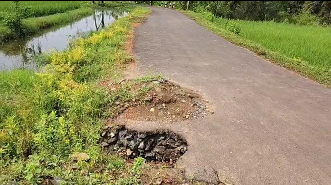 নবনির্মিত রাস্তায় বছর ঘোরার আগেই দুর্নীতি! কাজ বন্ধ করে দিলেন গ্রামবাসীরা