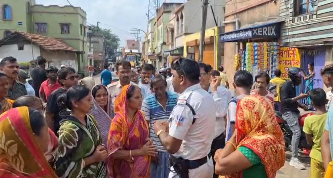 পানীয় জলের সঙ্কটকে কেন্দ্র করে রাস্তা অবরোধ , বিক্ষোভ স্থানীয়দের