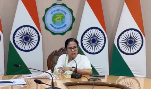 কোন সাহসে আমার কর্মীদের ডেকে হুমকি দেয়? , নির্বাচন কমিশনকে নিশানা মমতার