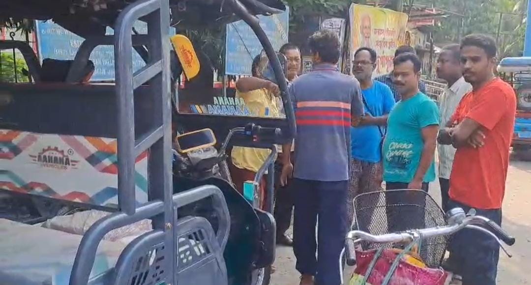 বেপরোয়া টোটোর ধাক্কায় মর্মান্তিক দুর্ঘটনা , আহত বাইক চালক