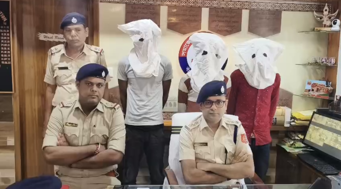জঙ্গলে ব্যবসায়ীর গাড়ি আটক, লক্ষাধিক টাকা লুট