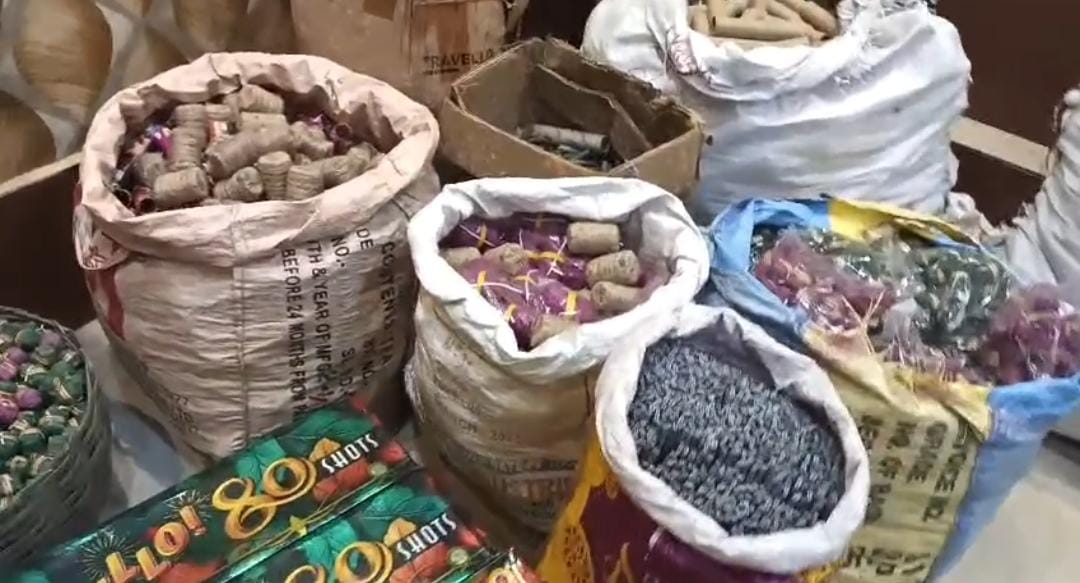 কালীপুজোর আগেই বাজেয়াপ্ত বিপুল শব্দবাজি , গ্রেফতার চারজন