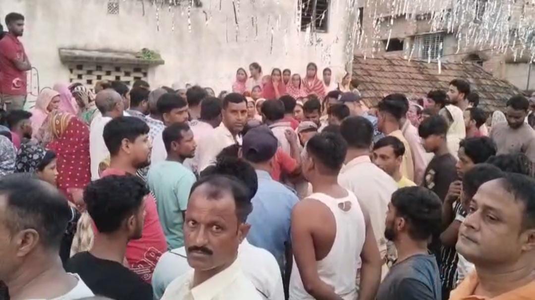 শ্বশুরের যৌনাঙ্গ চেপে খুন , অভিযোগে আটক বৌমা