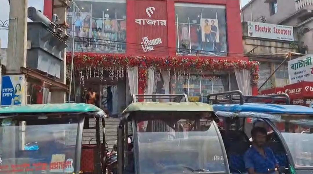 চাঁদা না দেওয়াতেই শপিংমল ঘেরাও , ইলামবাজারে টোটো ইউনিয়নের দৌরাত্ম্যে উত্তেজনা তুঙ্গে