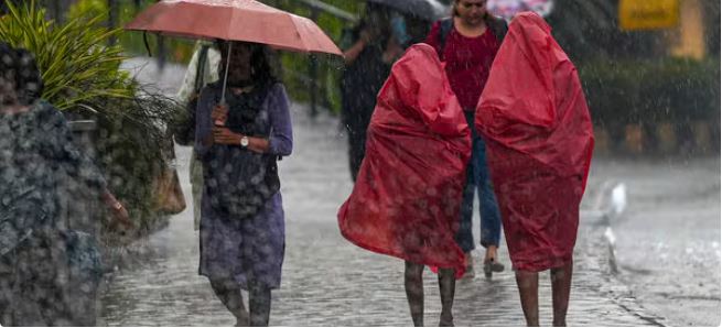 বিদায়ের আগে শেষ দাপট , বর্ষার জেরে শহরের আকাশ ঢাকল কালো মেঘে