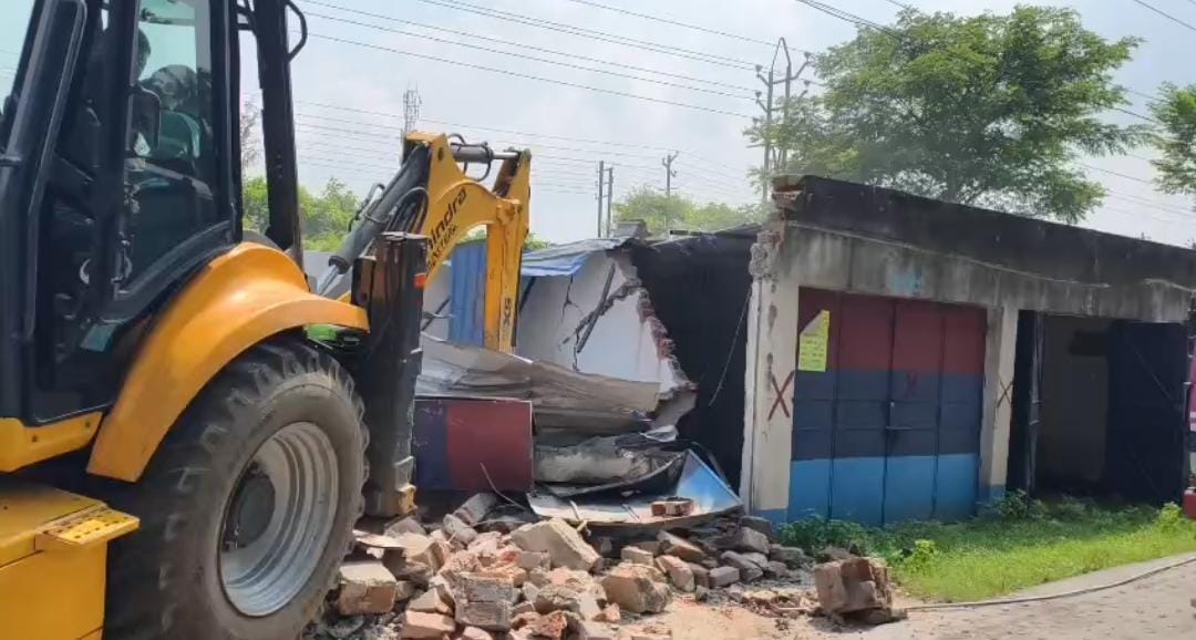 সরকারি জমি দখল করে অবৈধ গ্যারেজ , যোগীর ধাঁচে বুলডোজার চালালো পৌরসভা