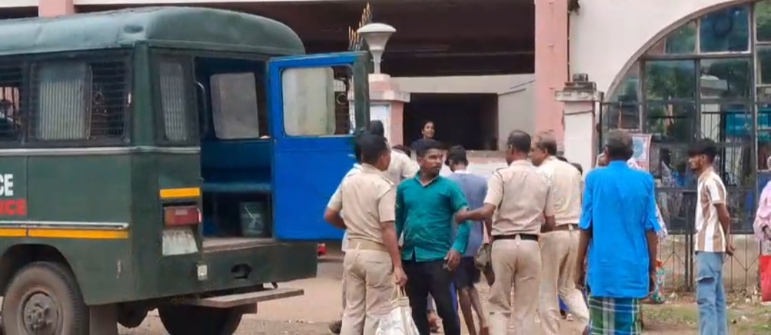 হাতি তাড়াতে গিয়ে গ্রামবাসীর হামলায় রক্তাক্ত হুলা পার্টির দুই সদস্য , গ্রেফতার ২ যুবক