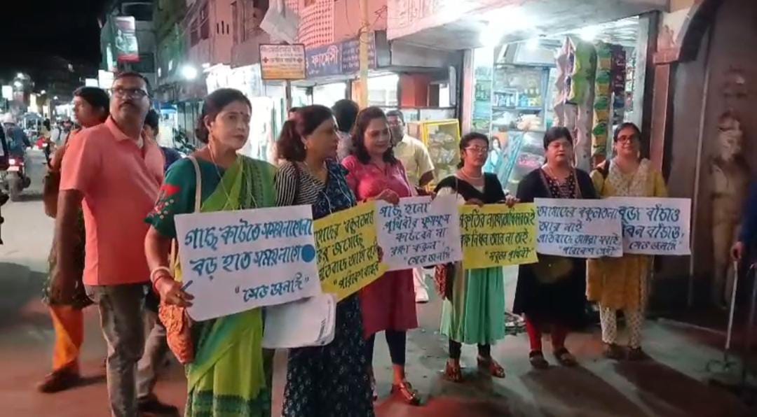 গাছ কাটাকে কেন্দ্র করে রণক্ষেত্র কৃষ্ণনগর , বিক্ষোভে সামিল স্থানীয় বাসিন্দারা