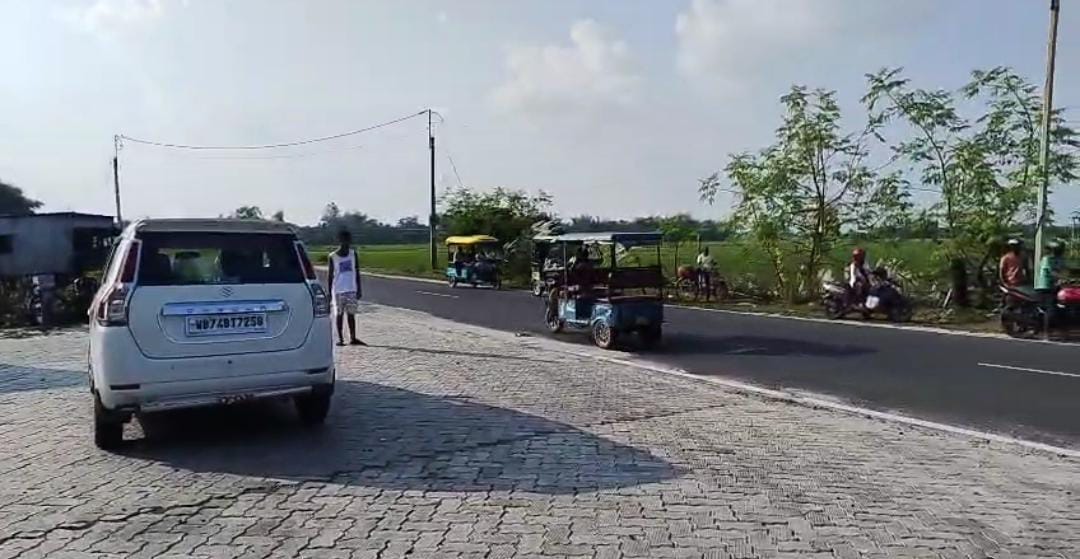 ভয়াবহ সড়ক দুর্ঘটনা , একসঙ্গে তিনটি গাড়ির সংঘর্ষ , আহত চার