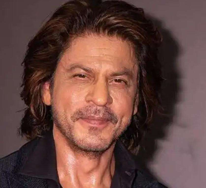কয়েক বছরের বিরতি শেষে প্রত্যাবর্তন , ফিল্মফেয়ার সঞ্চালনার উদ্দেশ্যে আহমেদাবাদে শাহরুখ