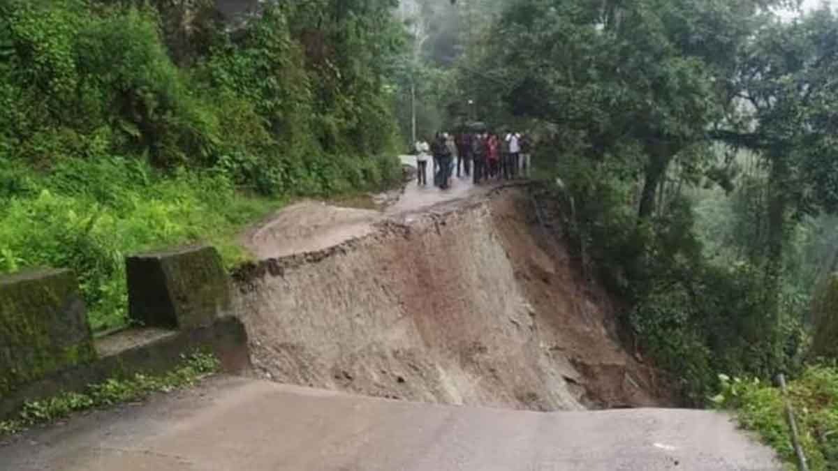 ভারি বৃষ্টির পর ফের ধস ১০ নম্বর জাতীয় সড়কে, ভোগান্তির চরমে পর্যটকেরা