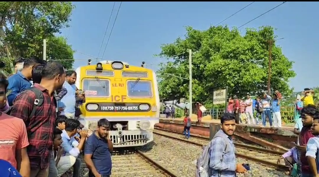 ট্রেন লেটের প্রতিবাদে উত্তাল বড়গাছিয়া, হাওড়া–আমতা রুটে দুই ঘণ্টা রেল অবরোধ