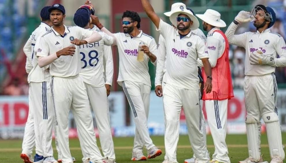 টেস্ট সিরিজ , কুলদীপ জাদেজার ঘূর্ণিতে টলোমলো , লড়াই জারি ওয়েস্ট ইন্ডিজের