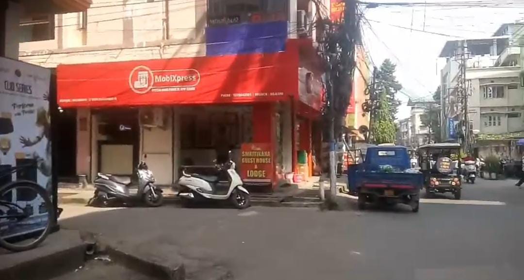 পুরসভার নির্দেশ অমান্য , ইংরেজি বোর্ডেই চলছে রমরমিয়ে ব্যবসা