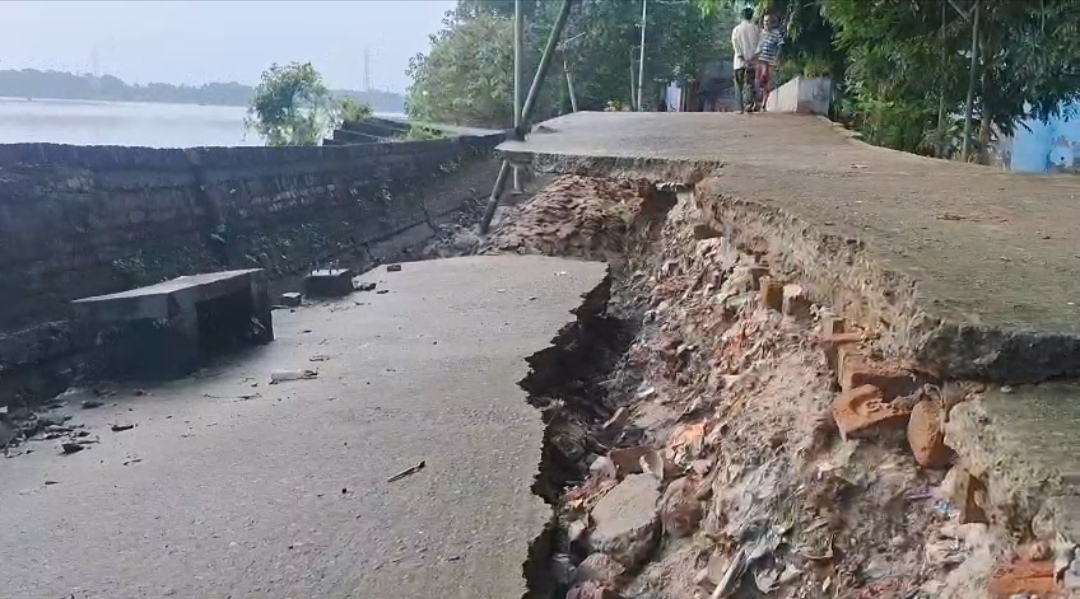 ফের গঙ্গার পাড়ের রাস্তায় ভয়াবহ ধস , তীব্র চাঞ্চল্য এলাকায়
