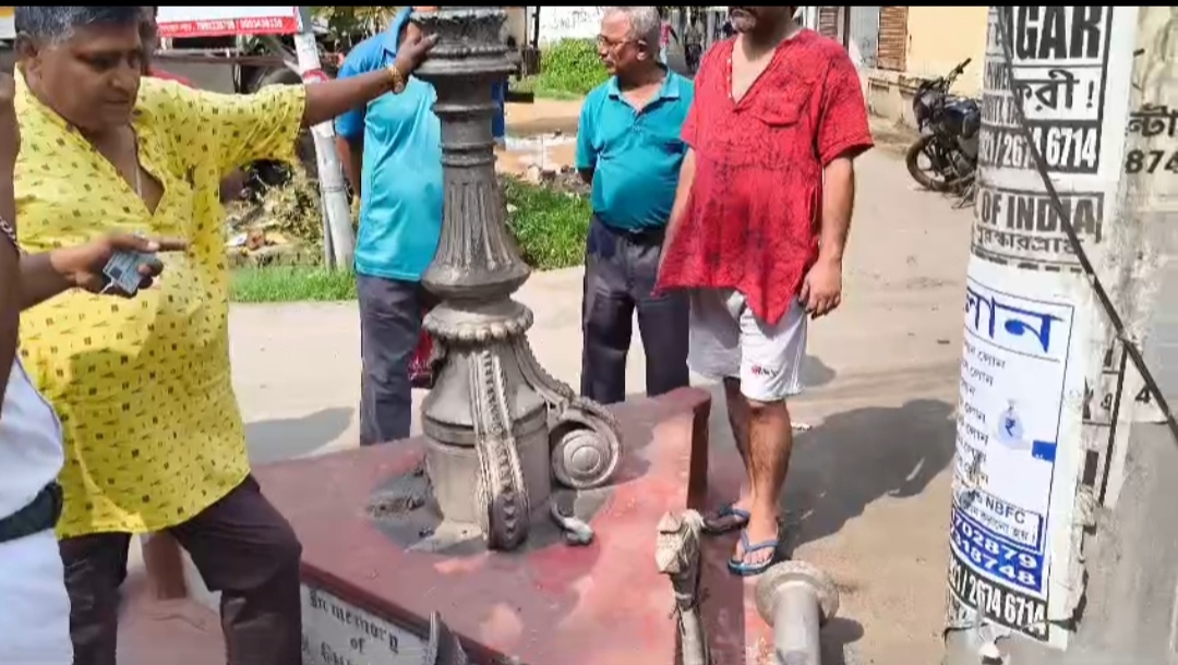 লরির ধাক্কায় গুঁড়িয়ে গেল শতাব্দী প্রাচীন বাতিস্তম্ভ ,  পুনঃস্থাপনের দাবি স্থানীয়দের